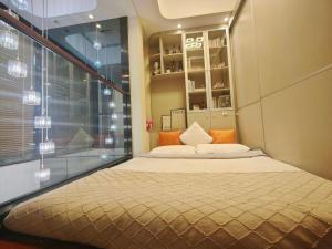Mangrove Bay Riverside Hill Riverview B&Bl紅樹灣河畔山河景民宿l豪華五房六床高層山景河景l離華發商都商場和港珠澳大橋及拱北澳門關口10分鐘l離橫琴長隆王國25分鐘l樓下北山古城食街客房内的一张或多张床位