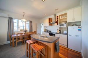 ครัวหรือมุมครัวของ Lakeside Haven - Te Anau Holiday Home