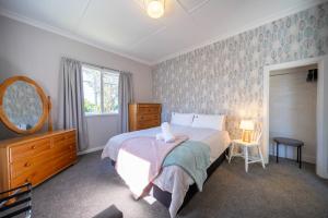 เตียงในห้องที่ Lakeside Haven - Te Anau Holiday Home
