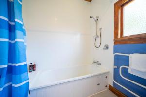 ห้องน้ำของ Lakeside Haven - Te Anau Holiday Home +13 ภาพ