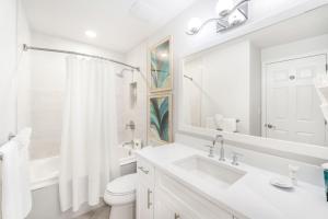 ein weißes Badezimmer mit Waschbecken und Toilette in der Unterkunft South Bay Beach Club #6 - 2 Bedroom 2 Bathroom Unit in George Town