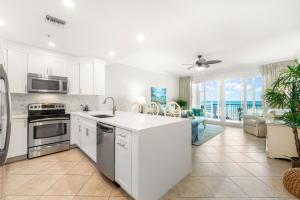 eine Küche mit weißen Schränken und Meerblick in der Unterkunft South Bay Beach Club #6 - 2 Bedroom 2 Bathroom Unit in George Town