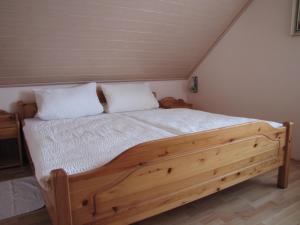 Postel nebo postele na pokoji v ubytování Weingut u. Gästehaus Menten