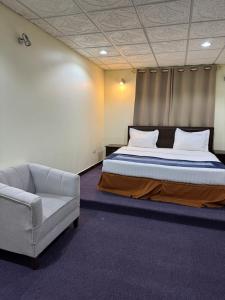 Postel nebo postele na pokoji v ubytování Rawaee Furnished Apartments
