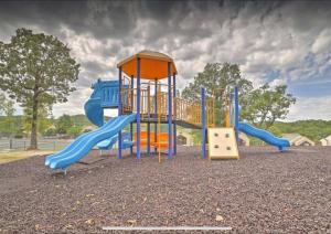 Herní místnost nebo prostor pro děti v ubytování The Cove 8-3 By SDC, Big Deck, Pool, Hot Tub, Lake View, No Stairs