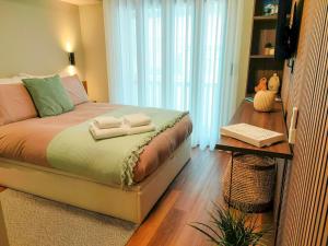 Castle Studios في ليريا: غرفة نوم بها سرير ومكتب مع كمبيوتر محمول