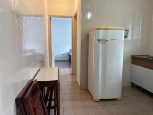 Η κουζίνα ή μικρή κουζίνα στο Apartamento próximo Praia Guilhermina! +12 φωτογραφίες