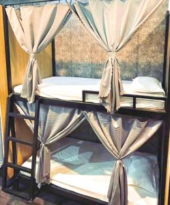 Cái RăngHOME 8b的房间里有两张双层床，还有一扇窗户。