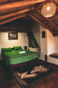 Un dormitorio con una cama verde en un ático en Casa de Mariano, en Otavalo
