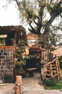 una casa en el árbol con un árbol en Casa de Mariano, en Otavalo