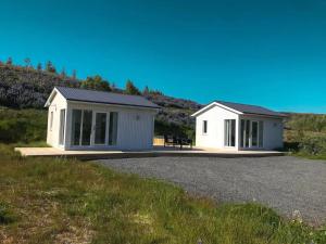 Byggingin sem sumarhúsið er í