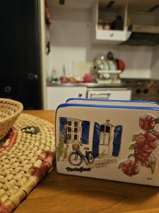 a lunch box with a picture of a bike on it on a table at La stella sulle terrazze in Zoagli