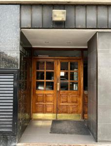 an entrance to a building with a wooden door at Cómodo y excelente ubicación in Mar del Plata