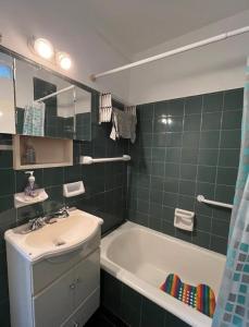 a bathroom with a sink and a bath tub at Cómodo y excelente ubicación in Mar del Plata