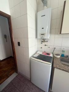 una piccola cucina con fornelli e lavello di Depto 1 amb Av Colon a Mar del Plata