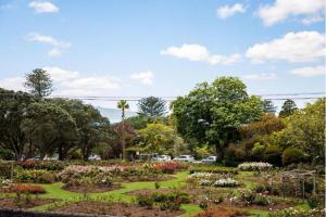 オークランドにあるParnell! Elegant & Modern 3Bedroom Townhouse - Auckland CBDの公園内の花木庭園