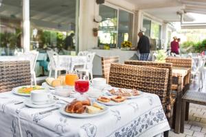 Makanan di atau berdekatan hotel