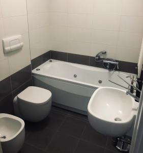 威尼斯Camera privata con bagno su appartamento condiviso的带浴缸、马桶和水槽的浴室 更多1张照片