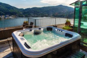 una vasca idromassaggio sul balcone di una casa di Heavenly Views on Lake Como - Terrace & Hot Tub a Como