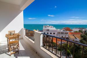 un balcone con vista sull'oceano di Old Town Apartment Panoramic NearThe Beach ad Albufeira