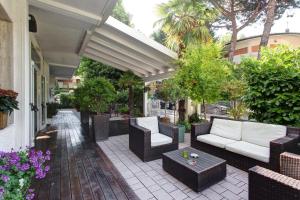Taman di luar Hotel Gianlore