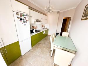 Kuchyň nebo kuchyňský kout v ubytování Bright & Quiet 2Room apartment in City Center