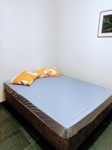a bed in a corner of a room at Sítio Pousada Sol e Lua in Biritiba-Mirim +53 photos