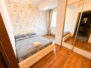 Postel nebo postele na pokoji v ubytování Bright & Quiet 2Room apartment in City Center