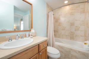 ein Badezimmer mit Waschbecken, Toilette und Badewanne in der Unterkunft South Bay Beach Club #30 - 3 Bedroom 2 Bathroom Unit in George Town + 10 Fotos