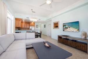 ein Wohnzimmer mit Sofa und Tisch in der Unterkunft South Bay Beach Club #30 - 3 Bedroom 2 Bathroom Unit in George Town