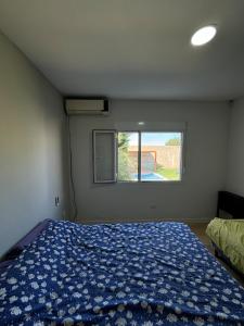 Giường trong phòng chung tại Casa con pileta cerca del aeropuerto