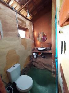 a bathroom with a toilet and a sink at Pátio FlorAção in Igatu