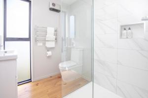 Ένα μπάνιο στο Urban Comfort 3BR with Garage and Close to City Centre +17 φωτογραφίες