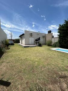 Hồ bơi trong/gần Casa con pileta cerca del aeropuerto