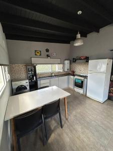 Nhà bếp/bếp nhỏ tại Casa con pileta cerca del aeropuerto