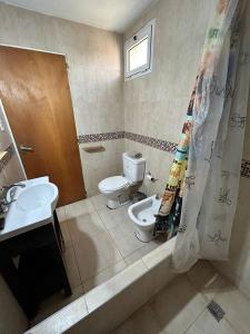 Phòng tắm tại Casa con pileta cerca del aeropuerto