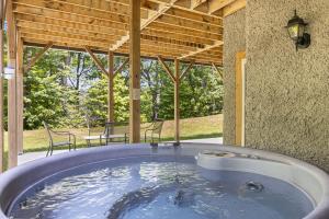 Φωτογραφία από το άλμπουμ του High Top Mountain Lodge by Carolina Mornings σε Black Mountain