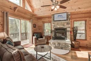 Μια τηλεόραση ή/και κέντρο ψυχαγωγίας στο Lakey Gap Lodge by Carolina Mornings