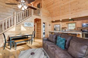 Χώρος καθιστικού στο Lakey Gap Lodge by Carolina Mornings +31 φωτογραφίες
