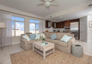 Η κουζίνα ή μικρή κουζίνα στο South Bay Beach Club #34 - 3-Bedroom 2-Bathroom Unit