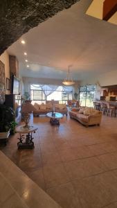 un ampio soggiorno con divani e tavoli di villa pato country house a El Arenal