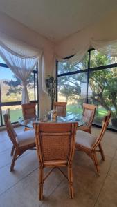 una sala da pranzo con tavolo, sedie e finestre di villa pato country house a El Arenal Altre 61 foto