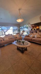 un ampio soggiorno con divani e un tavolo di villa pato country house a El Arenal