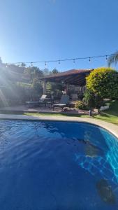 una grande piscina blu accanto a un patio di villa pato country house a El Arenal
