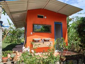 an orange house with two sinks in a yard at El Guaney Campestre in Somondoco