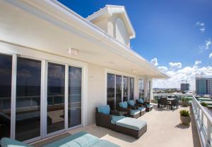 ジョージ・タウンにあるSouth Bay Beach Club #35 Penthouse - 3 Bedroom 3 Bathroom Unitの市街の景色を望むバルコニー(ソファ付)