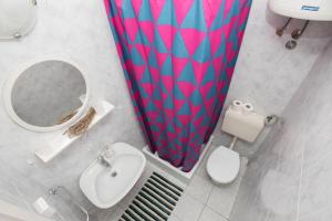 - une salle de bains avec un miroir et un lavabo dans l'établissement Apartments by the sea Podgora, Makarska - 23678, à Podgora 20 autres photos