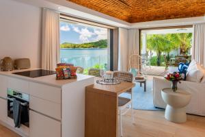 a kitchen and living room with a view of the ocean at Baby Plage Bora Bora in Bora Bora