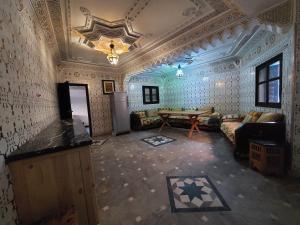 Un lugar para sentarse en Habibi Hostel