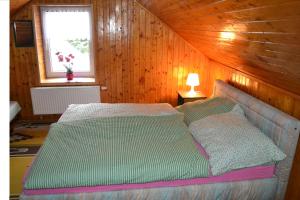 Postel nebo postele na pokoji v ubytování Lodge U Mařenky A Jeníčka